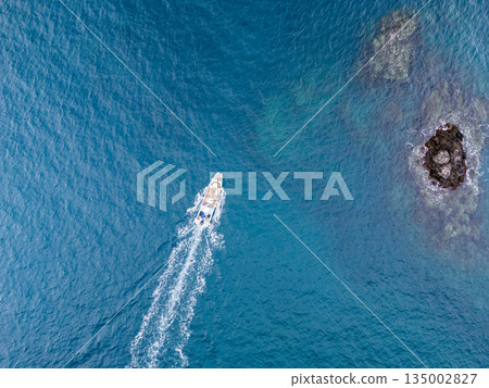 無人機拍攝的Hirizo海灘。畫面中還能看到大根島、愛合岬以及眾多岩石海岸。 Hirizo海灘位於靜岡縣伊豆半島南伊豆町中木町。 135002827
