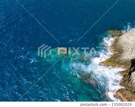 無人機拍攝的Hirizo海灘。畫面中還能看到大根島、愛合岬以及眾多岩石海岸。 Hirizo海灘位於靜岡縣伊豆半島南伊豆町中木町。 無人機拍攝的Hirizo海灘。畫面中還能看到大根島、愛合岬以及眾多岩石海岸。 Hirizo海灘位於靜岡縣伊豆半島南伊豆町中木町。 135002829