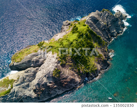無人機拍攝的Hirizo海灘。畫面中還能看到大根島、愛合岬以及眾多岩石海岸。 Hirizo海灘位於靜岡縣伊豆半島南伊豆町中木町。 135002830
