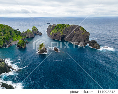 Drone shot of Hirizo Beach. Daikon Island, Aiai Cape, and numerous rocky shores are also visible. Hirizo Beach, Nakagi, Minamiizu Town, Izu Peninsula, Shizuoka Prefecture Drone shot of Hirizo Beach. Daikon Island, Aiai Cape, and numerous rocky shores are also visible. Hirizo Beach, Nakagi, Minamiizu Town, Izu Peninsula, Shizuoka Prefecture 135002832