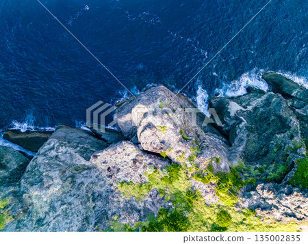 無人機拍攝的Hirizo海灘。畫面中還能看到大根島、愛合岬以及眾多岩石海岸。 Hirizo海灘位於靜岡縣伊豆半島南伊豆町中木町。 135002835
