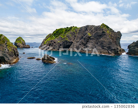 Drone shot of Hirizo Beach. Daikon Island, Aiai Cape, and numerous rocky shores are also visible. Hirizo Beach, Nakagi, Minamiizu Town, Izu Peninsula, Shizuoka Prefecture 135002836