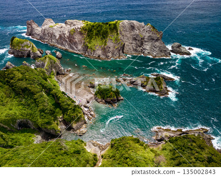無人機拍攝的Hirizo海灘。畫面中還能看到大根島、愛合岬以及眾多岩石海岸。 Hirizo海灘位於靜岡縣伊豆半島南伊豆町中木町。 135002843