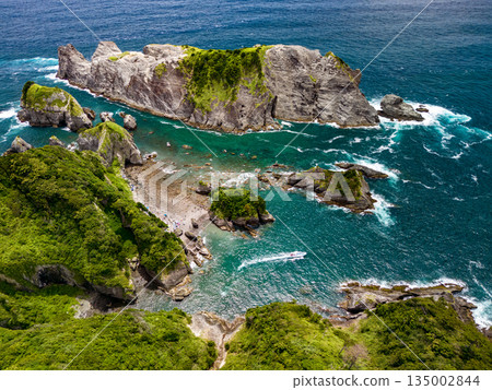 無人機拍攝的Hirizo海灘。畫面中還能看到大根島、愛合岬以及眾多岩石海岸。 Hirizo海灘位於靜岡縣伊豆半島南伊豆町中木町。 無人機拍攝的Hirizo海灘。畫面中還能看到大根島、愛合岬以及眾多岩石海岸。 Hirizo海灘位於靜岡縣伊豆半島南伊豆町中木町。 135002844