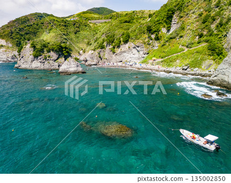 無人機拍攝的Hirizo海灘。畫面中還能看到大根島、愛合岬以及眾多岩石海岸。 Hirizo海灘位於靜岡縣伊豆半島南伊豆町中木町。 135002850