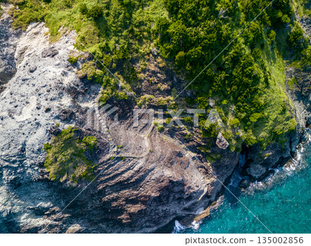 無人機拍攝的Hirizo海灘。畫面中還能看到大根島、愛合岬以及眾多岩石海岸。 Hirizo海灘位於靜岡縣伊豆半島南伊豆町中木町。 135002856