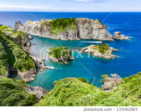 Drone shot of Hirizo Beach. Daikon Island, Aiai Cape, and numerous rocky shores are also visible. Hirizo Beach, Nakagi, Minamiizu Town, Izu Peninsula, Shizuoka Prefecture Drone shot of Hirizo Beach. Daikon Island, Aiai Cape, and numerous rocky shores are also visible. Hirizo Beach, Nakagi, Minamiizu Town, Izu Peninsula, Shizuoka Prefecture 135002863