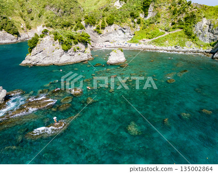 Drone shot of Hirizo Beach. Daikon Island, Aiai Cape, and numerous rocky shores are also visible. Hirizo Beach, Nakagi, Minamiizu Town, Izu Peninsula, Shizuoka Prefecture Drone shot of Hirizo Beach. Daikon Island, Aiai Cape, and numerous rocky shores are also visible. Hirizo Beach, Nakagi, Minamiizu Town, Izu Peninsula, Shizuoka Prefecture 135002864