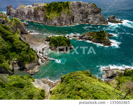 Drone shot of Hirizo Beach. Daikon Island, Aiai Cape, and numerous rocky shores are also visible. Hirizo Beach, Nakagi, Minamiizu Town, Izu Peninsula, Shizuoka Prefecture Drone shot of Hirizo Beach. Daikon Island, Aiai Cape, and numerous rocky shores are also visible. Hirizo Beach, Nakagi, Minamiizu Town, Izu Peninsula, Shizuoka Prefecture 135002865