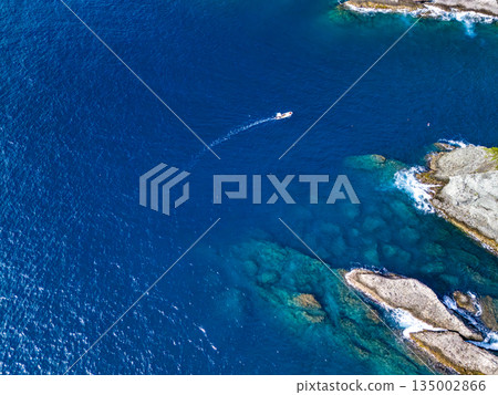 Drone shot of Hirizo Beach. Daikon Island, Aiai Cape, and numerous rocky shores are also visible. Hirizo Beach, Nakagi, Minamiizu Town, Izu Peninsula, Shizuoka Prefecture Drone shot of Hirizo Beach. Daikon Island, Aiai Cape, and numerous rocky shores are also visible. Hirizo Beach, Nakagi, Minamiizu Town, Izu Peninsula, Shizuoka Prefecture 135002866