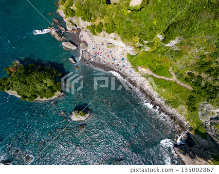 Drone shot of Hirizo Beach. Daikon Island, Aiai Cape, and numerous rocky shores are also visible. Hirizo Beach, Nakagi, Minamiizu Town, Izu Peninsula, Shizuoka Prefecture 135002867