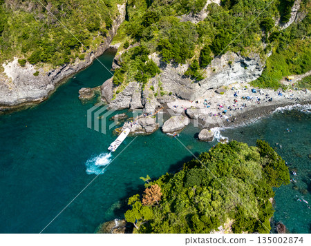 Drone shot of Hirizo Beach. Daikon Island, Aiai Cape, and numerous rocky shores are also visible. Hirizo Beach, Nakagi, Minamiizu Town, Izu Peninsula, Shizuoka Prefecture Drone shot of Hirizo Beach. Daikon Island, Aiai Cape, and numerous rocky shores are also visible. Hirizo Beach, Nakagi, Minamiizu Town, Izu Peninsula, Shizuoka Prefecture 135002874