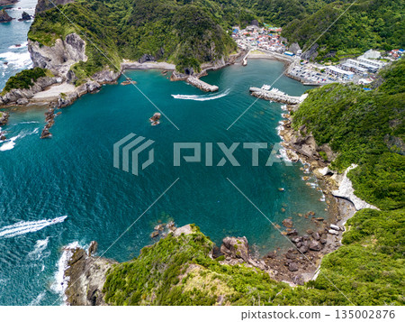 Drone shot of Hirizo Beach. Daikon Island, Aiai Cape, and numerous rocky shores are also visible. Hirizo Beach, Nakagi, Minamiizu Town, Izu Peninsula, Shizuoka Prefecture Drone shot of Hirizo Beach. Daikon Island, Aiai Cape, and numerous rocky shores are also visible. Hirizo Beach, Nakagi, Minamiizu Town, Izu Peninsula, Shizuoka Prefecture 135002876