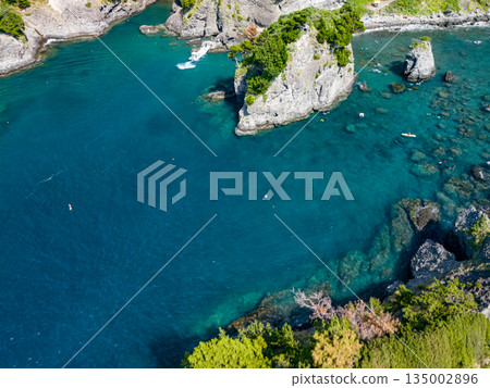 無人機拍攝的Hirizo海灘。畫面中還能看到大根島、愛合岬以及眾多岩石海岸。 Hirizo海灘位於靜岡縣伊豆半島南伊豆町中木町。 無人機拍攝的Hirizo海灘。畫面中還能看到大根島、愛合岬以及眾多岩石海岸。 Hirizo海灘位於靜岡縣伊豆半島南伊豆町中木町。 135002896