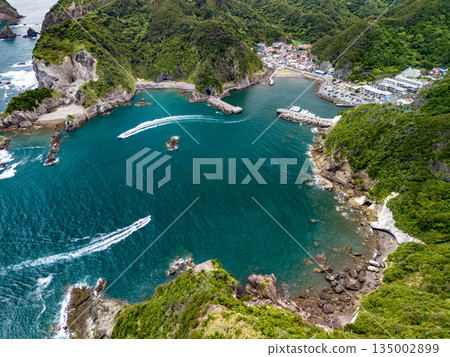 無人機拍攝的Hirizo海灘。畫面中還能看到大根島、愛合岬以及眾多岩石海岸。 Hirizo海灘位於靜岡縣伊豆半島南伊豆町中木町。 無人機拍攝的Hirizo海灘。畫面中還能看到大根島、愛合岬以及眾多岩石海岸。 Hirizo海灘位於靜岡縣伊豆半島南伊豆町中木町。 135002899