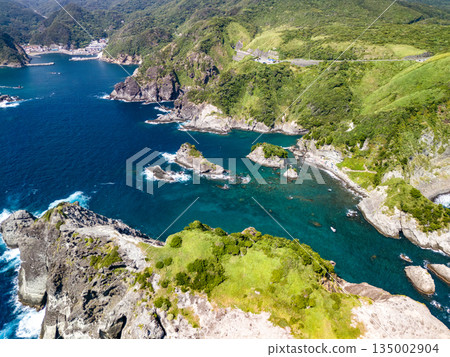 無人機拍攝的Hirizo海灘。畫面中還能看到大根島、愛合岬以及眾多岩石海岸。 Hirizo海灘位於靜岡縣伊豆半島南伊豆町中木町。 135002904