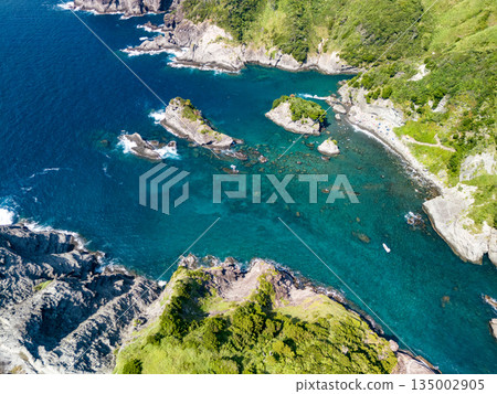 無人機拍攝的Hirizo海灘。畫面中還能看到大根島、愛合岬以及眾多岩石海岸。 Hirizo海灘位於靜岡縣伊豆半島南伊豆町中木町。 無人機拍攝的Hirizo海灘。畫面中還能看到大根島、愛合岬以及眾多岩石海岸。 Hirizo海灘位於靜岡縣伊豆半島南伊豆町中木町。 135002905