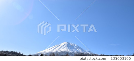 The contrast between the magnificent snowy scenery of Mount Bandai, the symbol of Fukushima Prefecture, and the clear blue sky without a single cloud. 135003100
