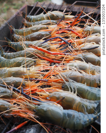 Fresh prawn, grilled seafood, raw shrimp, orange shell, seafood market, street food joy fresh prawn and raw shrimp lined grill Fresh prawn, grilled seafood, raw shrimp, orange shell, seafood market, street food joy fresh prawn and raw shrimp lined grill 135003104