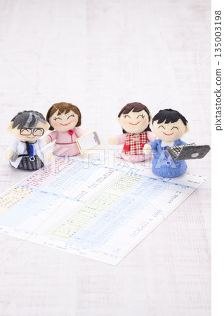 醫生、護士、情侶玩偶和身體檢查結果表 135003198