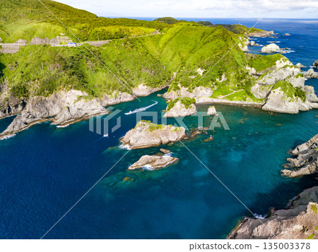 Drone shot of Hirizo Beach. Daikon Island, Aiai Cape, and numerous rocky shores are also visible. Hirizo Beach, Nakagi, Minamiizu Town, Izu Peninsula, Shizuoka Prefecture Drone shot of Hirizo Beach. Daikon Island, Aiai Cape, and numerous rocky shores are also visible. Hirizo Beach, Nakagi, Minamiizu Town, Izu Peninsula, Shizuoka Prefecture 135003378