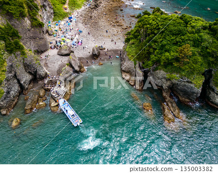 Drone shot of Hirizo Beach. Daikon Island, Aiai Cape, and numerous rocky shores are also visible. Hirizo Beach, Nakagi, Minamiizu Town, Izu Peninsula, Shizuoka Prefecture Drone shot of Hirizo Beach. Daikon Island, Aiai Cape, and numerous rocky shores are also visible. Hirizo Beach, Nakagi, Minamiizu Town, Izu Peninsula, Shizuoka Prefecture 135003382