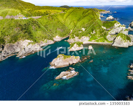 Drone shot of Hirizo Beach. Daikon Island, Aiai Cape, and numerous rocky shores are also visible. Hirizo Beach, Nakagi, Minamiizu Town, Izu Peninsula, Shizuoka Prefecture Drone shot of Hirizo Beach. Daikon Island, Aiai Cape, and numerous rocky shores are also visible. Hirizo Beach, Nakagi, Minamiizu Town, Izu Peninsula, Shizuoka Prefecture 135003383