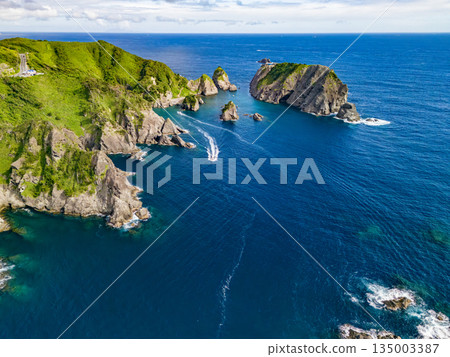 Drone shot of Hirizo Beach. Daikon Island, Aiai Cape, and numerous rocky shores are also visible. Hirizo Beach, Nakagi, Minamiizu Town, Izu Peninsula, Shizuoka Prefecture Drone shot of Hirizo Beach. Daikon Island, Aiai Cape, and numerous rocky shores are also visible. Hirizo Beach, Nakagi, Minamiizu Town, Izu Peninsula, Shizuoka Prefecture 135003387