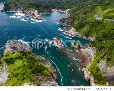 Drone shot of Hirizo Beach. Daikon Island, Aiai Cape, and numerous rocky shores are also visible. Hirizo Beach, Nakagi, Minamiizu Town, Izu Peninsula, Shizuoka Prefecture 135003396