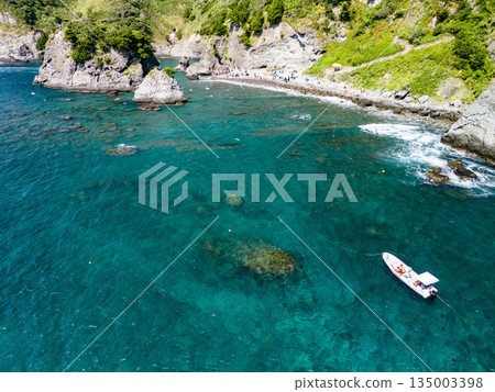 Drone shot of Hirizo Beach. Daikon Island, Aiai Cape, and numerous rocky shores are also visible. Hirizo Beach, Nakagi, Minamiizu Town, Izu Peninsula, Shizuoka Prefecture 135003398