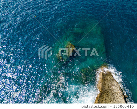 無人機拍攝的Hirizo海灘。畫面中還能看到大根島、愛合岬以及眾多岩石海岸。 Hirizo海灘位於靜岡縣伊豆半島南伊豆町中木町。 無人機拍攝的Hirizo海灘。畫面中還能看到大根島、愛合岬以及眾多岩石海岸。 Hirizo海灘位於靜岡縣伊豆半島南伊豆町中木町。 135003410