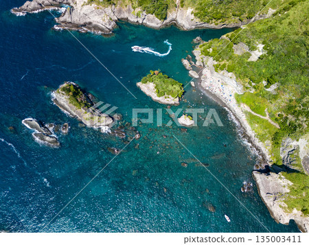 無人機拍攝的Hirizo海灘。畫面中還能看到大根島、愛合岬以及眾多岩石海岸。 Hirizo海灘位於靜岡縣伊豆半島南伊豆町中木町。 135003411