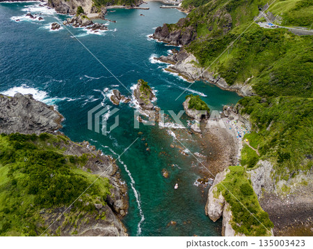 無人機拍攝的Hirizo海灘。畫面中還能看到大根島、愛合岬以及眾多岩石海岸。 Hirizo海灘位於靜岡縣伊豆半島南伊豆町中木町。 無人機拍攝的Hirizo海灘。畫面中還能看到大根島、愛合岬以及眾多岩石海岸。 Hirizo海灘位於靜岡縣伊豆半島南伊豆町中木町。 135003423