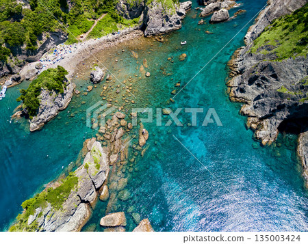 Drone shot of Hirizo Beach. Daikon Island, Aiai Cape, and numerous rocky shores are also visible. Hirizo Beach, Nakagi, Minamiizu Town, Izu Peninsula, Shizuoka Prefecture 135003424
