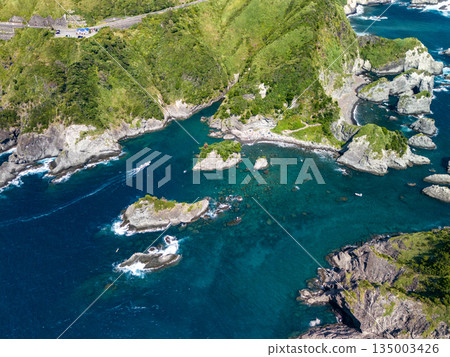 Drone shot of Hirizo Beach. Daikon Island, Aiai Cape, and numerous rocky shores are also visible. Hirizo Beach, Nakagi, Minamiizu Town, Izu Peninsula, Shizuoka Prefecture Drone shot of Hirizo Beach. Daikon Island, Aiai Cape, and numerous rocky shores are also visible. Hirizo Beach, Nakagi, Minamiizu Town, Izu Peninsula, Shizuoka Prefecture 135003426