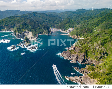 無人機拍攝的Hirizo海灘。畫面中還能看到大根島、愛合岬以及眾多岩石海岸。 Hirizo海灘位於靜岡縣伊豆半島南伊豆町中木町。 135003427