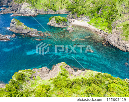 Drone shot of Hirizo Beach. Daikon Island, Aiai Cape, and numerous rocky shores are also visible. Hirizo Beach, Nakagi, Minamiizu Town, Izu Peninsula, Shizuoka Prefecture 135003429