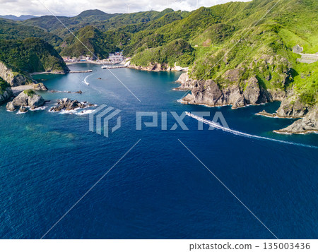 無人機拍攝的Hirizo海灘。畫面中還能看到大根島、愛合岬以及眾多岩石海岸。 Hirizo海灘位於靜岡縣伊豆半島南伊豆町中木町。 135003436