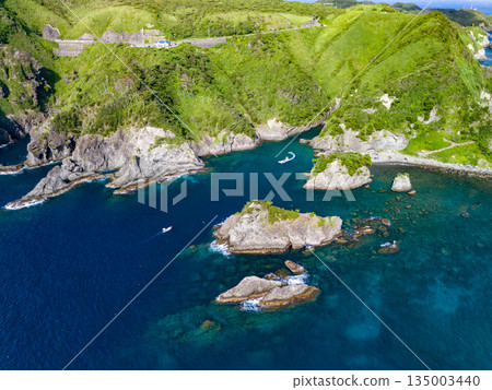 Drone shot of Hirizo Beach. Daikon Island, Aiai Cape, and numerous rocky shores are also visible. Hirizo Beach, Nakagi, Minamiizu Town, Izu Peninsula, Shizuoka Prefecture Drone shot of Hirizo Beach. Daikon Island, Aiai Cape, and numerous rocky shores are also visible. Hirizo Beach, Nakagi, Minamiizu Town, Izu Peninsula, Shizuoka Prefecture 135003440