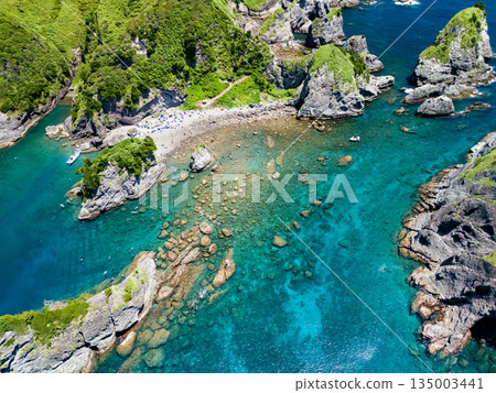 無人機拍攝的Hirizo海灘。畫面中還能看到大根島、愛合岬以及眾多岩石海岸。 Hirizo海灘位於靜岡縣伊豆半島南伊豆町中木町。 135003441