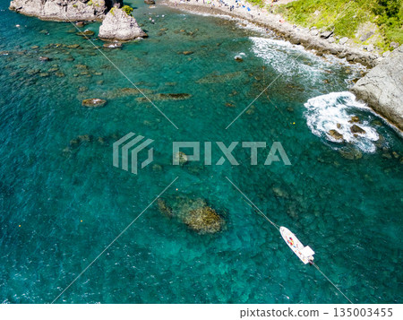 無人機拍攝的Hirizo海灘。畫面中還能看到大根島、愛合岬以及眾多岩石海岸。 Hirizo海灘位於靜岡縣伊豆半島南伊豆町中木町。 無人機拍攝的Hirizo海灘。畫面中還能看到大根島、愛合岬以及眾多岩石海岸。 Hirizo海灘位於靜岡縣伊豆半島南伊豆町中木町。 135003455