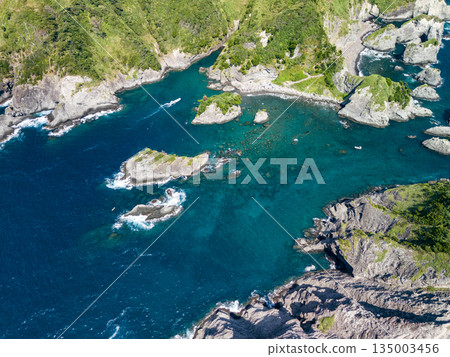 無人機拍攝的Hirizo海灘。畫面中還能看到大根島、愛合岬以及眾多岩石海岸。 Hirizo海灘位於靜岡縣伊豆半島南伊豆町中木町。 135003456