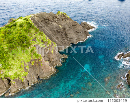 無人機拍攝的Hirizo海灘。畫面中還能看到大根島、愛合岬以及眾多岩石海岸。 Hirizo海灘位於靜岡縣伊豆半島南伊豆町中木町。 無人機拍攝的Hirizo海灘。畫面中還能看到大根島、愛合岬以及眾多岩石海岸。 Hirizo海灘位於靜岡縣伊豆半島南伊豆町中木町。 135003459