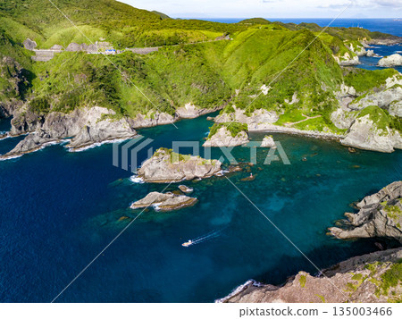 無人機拍攝的Hirizo海灘。畫面中還能看到大根島、愛合岬以及眾多岩石海岸。 Hirizo海灘位於靜岡縣伊豆半島南伊豆町中木町。 135003466