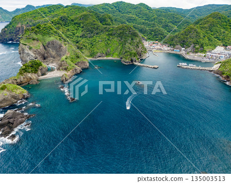 無人機拍攝的Hirizo海灘。畫面中還能看到大根島、愛合岬以及眾多岩石海岸。 Hirizo海灘位於靜岡縣伊豆半島南伊豆町中木町。 135003513