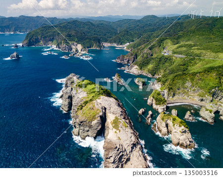 無人機拍攝的Hirizo海灘。畫面中還能看到大根島、愛合岬以及眾多岩石海岸。 Hirizo海灘位於靜岡縣伊豆半島南伊豆町中木町。 無人機拍攝的Hirizo海灘。畫面中還能看到大根島、愛合岬以及眾多岩石海岸。 Hirizo海灘位於靜岡縣伊豆半島南伊豆町中木町。 135003516