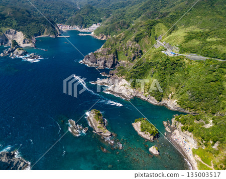 無人機拍攝的Hirizo海灘。畫面中還能看到大根島、愛合岬以及眾多岩石海岸。 Hirizo海灘位於靜岡縣伊豆半島南伊豆町中木町。 無人機拍攝的Hirizo海灘。畫面中還能看到大根島、愛合岬以及眾多岩石海岸。 Hirizo海灘位於靜岡縣伊豆半島南伊豆町中木町。 135003517