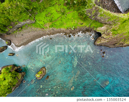 無人機拍攝的Hirizo海灘。畫面中還能看到大根島、愛合岬以及眾多岩石海岸。 Hirizo海灘位於靜岡縣伊豆半島南伊豆町中木町。 135003524