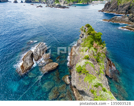 無人機拍攝的Hirizo海灘。畫面中還能看到大根島、愛合岬以及眾多岩石海岸。 Hirizo海灘位於靜岡縣伊豆半島南伊豆町中木町。 無人機拍攝的Hirizo海灘。畫面中還能看到大根島、愛合岬以及眾多岩石海岸。 Hirizo海灘位於靜岡縣伊豆半島南伊豆町中木町。 135003528