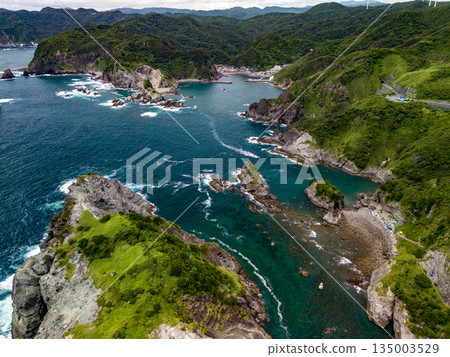 無人機拍攝的Hirizo海灘。畫面中還能看到大根島、愛合岬以及眾多岩石海岸。 Hirizo海灘位於靜岡縣伊豆半島南伊豆町中木町。 無人機拍攝的Hirizo海灘。畫面中還能看到大根島、愛合岬以及眾多岩石海岸。 Hirizo海灘位於靜岡縣伊豆半島南伊豆町中木町。 135003529